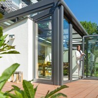Glas: Dach HeatMirror / Glas-Faltwand 2 x 4 mm Floatglas <br>
SL 80, 4 x rechts öffnend, 2 x Dachschiebefenster (elektronisch), Seitlich: Dreh-Kipp-Tür<br>
Größe: ca. 5,50 x 382 m<br>
Farbe: DB 703<br>
WiGa-Steuerung: WS 1-2 Color mit 2 Antriebsgruppen<br>
Markilux Mark