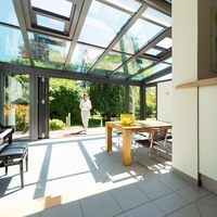 Glas: Dach HeatMirror / Glas-Faltwand 2 x 4 mm Floatglas <br>
SL 80, 4 x rechts öffnend, 2 x Dachschiebefenster (elektronisch), Seitlich: Dreh-Kipp-Tür<br>
Größe: ca. 5,50 x 382 m<br>
Farbe: DB 703<br>
WiGa-Steuerung: WS 1-2 Color mit 2 Antriebsgruppen<br>
Markilux Mark